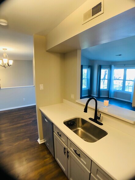 Building Photo - 305 Shepherds Way