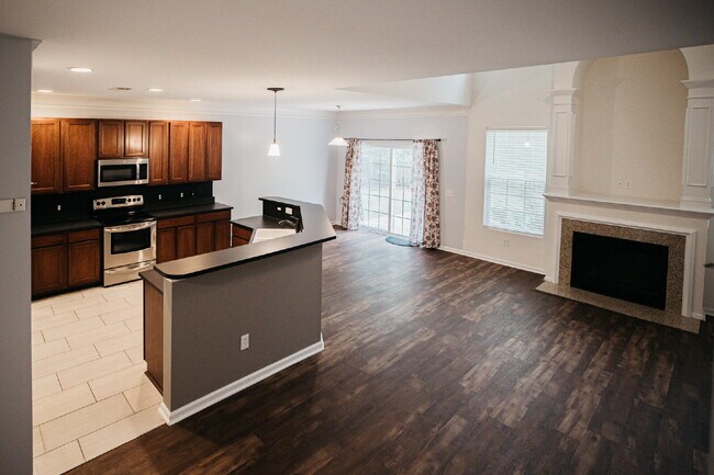 Building Photo - 4 Bed/2.5 Bath/Primary downstairs