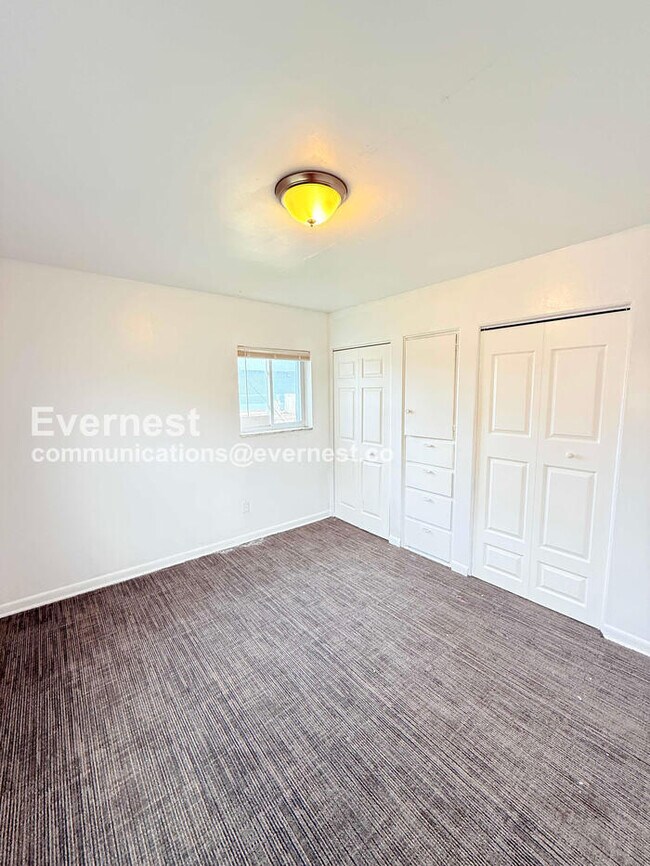 Building Photo - 15601 Schoolcraft Rd