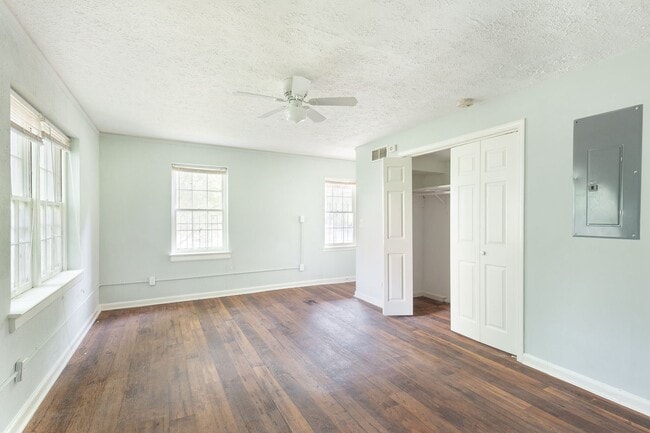 Building Photo - Spacious 3bd/2ba On Quiet Street Minutes F...