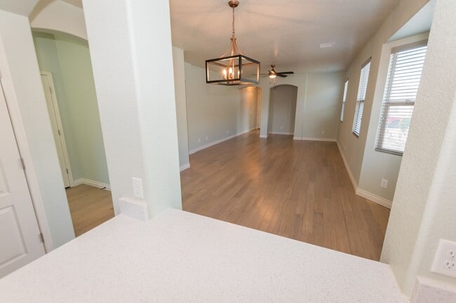 Building Photo - Gorgeous 4 Bedroom 2 Bathroom Home! Centra...
