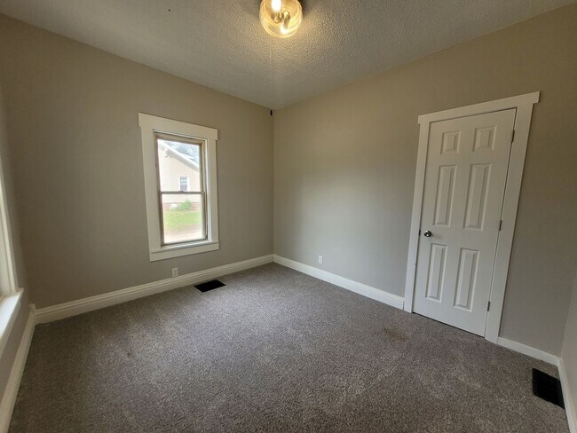 Building Photo - 1 Bedroom, 1 Bathroom Home near Iowa State Fairgrounds