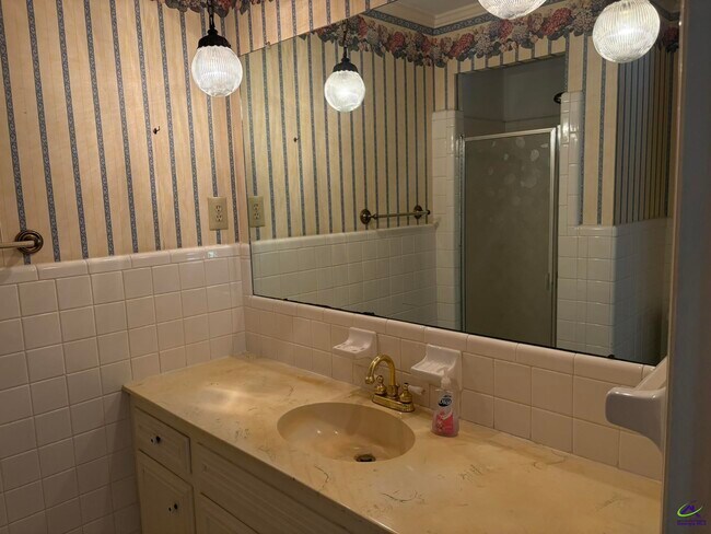 Building Photo - 1442 Maplewood Dr