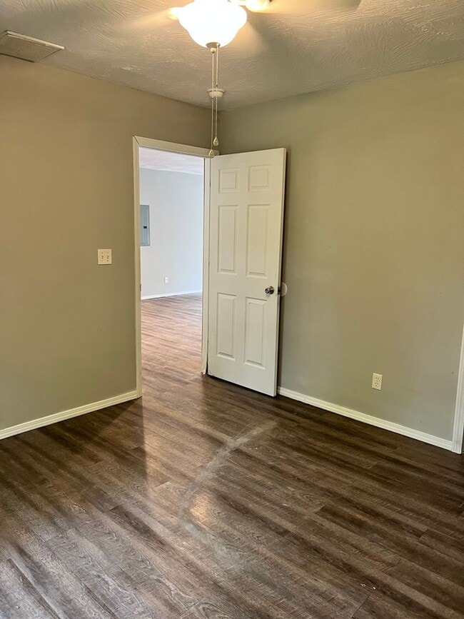 Building Photo - 3 Bed 2 Bath House