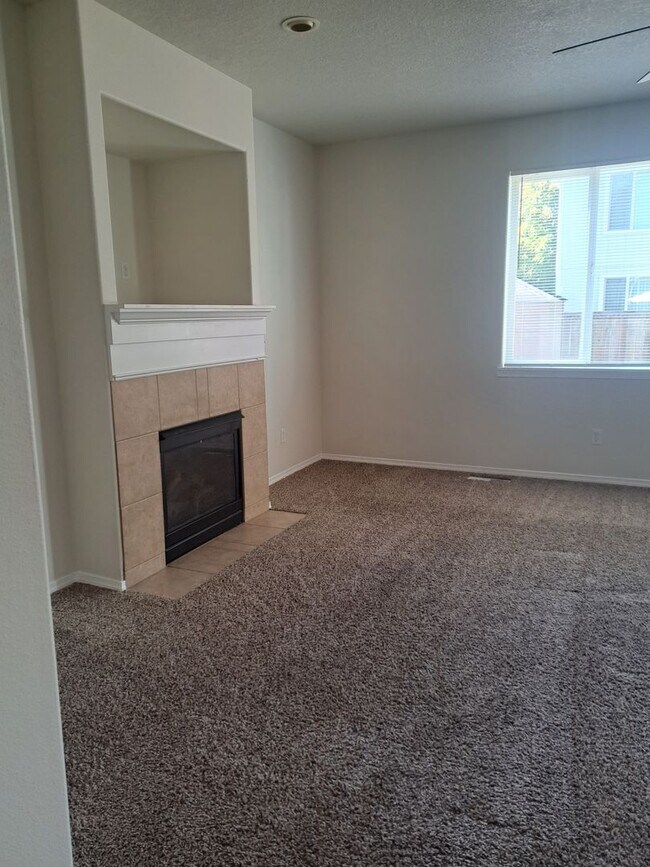 Building Photo - 3 Bedroom Home - Nice back yard -  no applications pending available now !