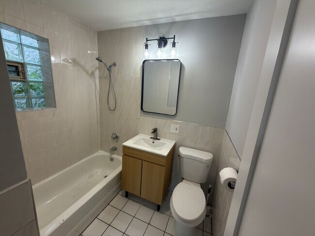 Building Photo - 6524 W Diversey Ave