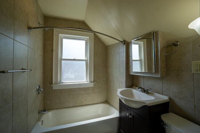 Building Photo - Available 6/1/26 - 4 Bedroom Duplex Close ...