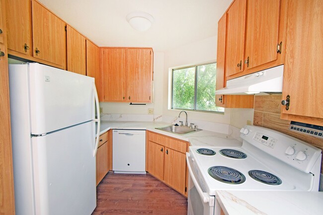 Building Photo - Cozy 2 Bedroom