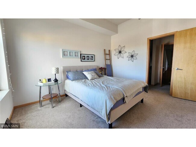 Building Photo - 2650 University Ave W