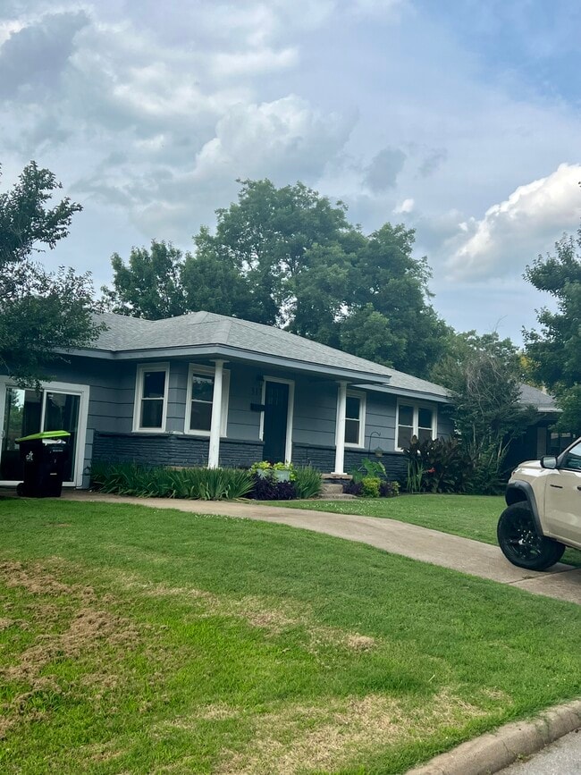 Building Photo - 317 Truman Pl