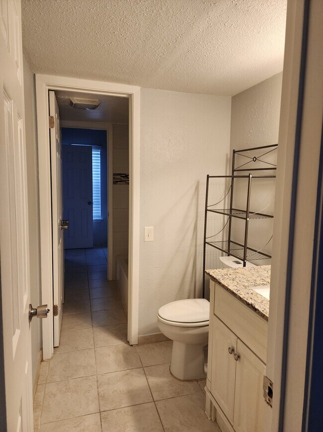 Building Photo - 11710 Southlake Dr