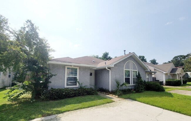 Building Photo - LOVELY 3/2 w/ Screened Porch, New Carpet in Bedrooms, Washer/Dryer, & Privacy Fenced Yard! Includ...