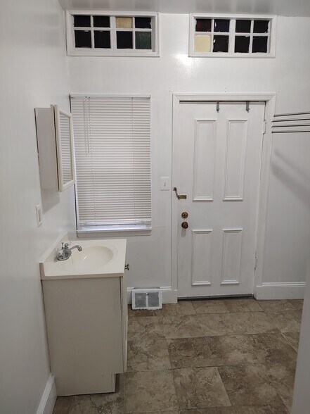 Building Photo - 1213 S 46th St