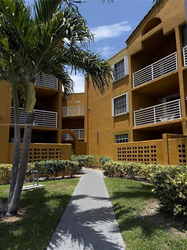 Building Photo - 9731 Fontainebleau Blvd