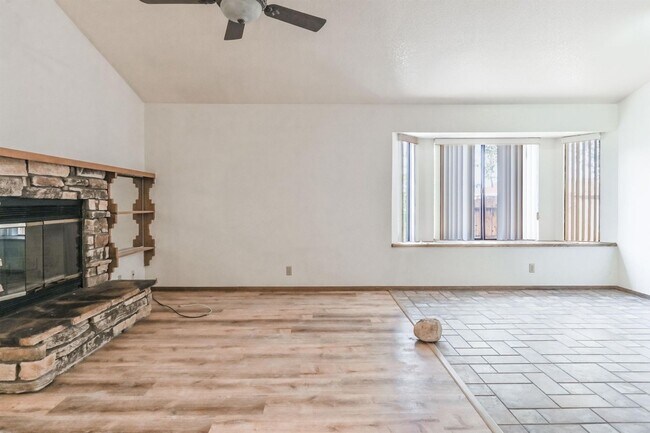 Building Photo - Great Ridgecrest 4 Bedroom Home