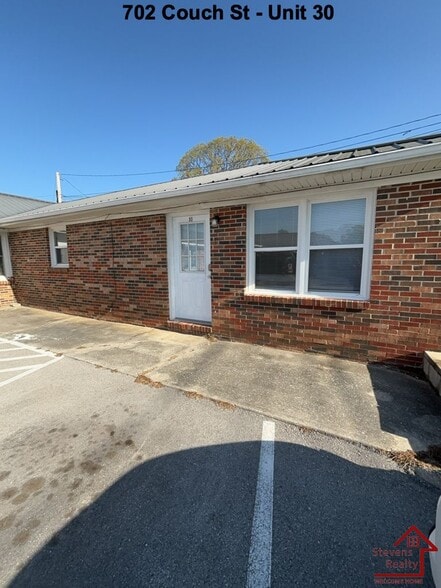 Building Photo - 416 Greggview St