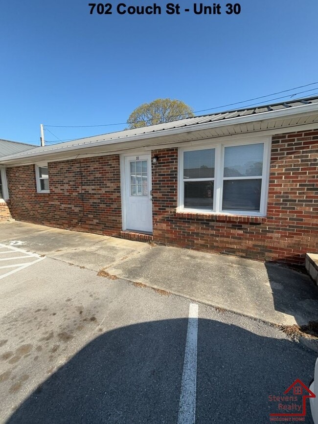 Building Photo - 702 Couch St