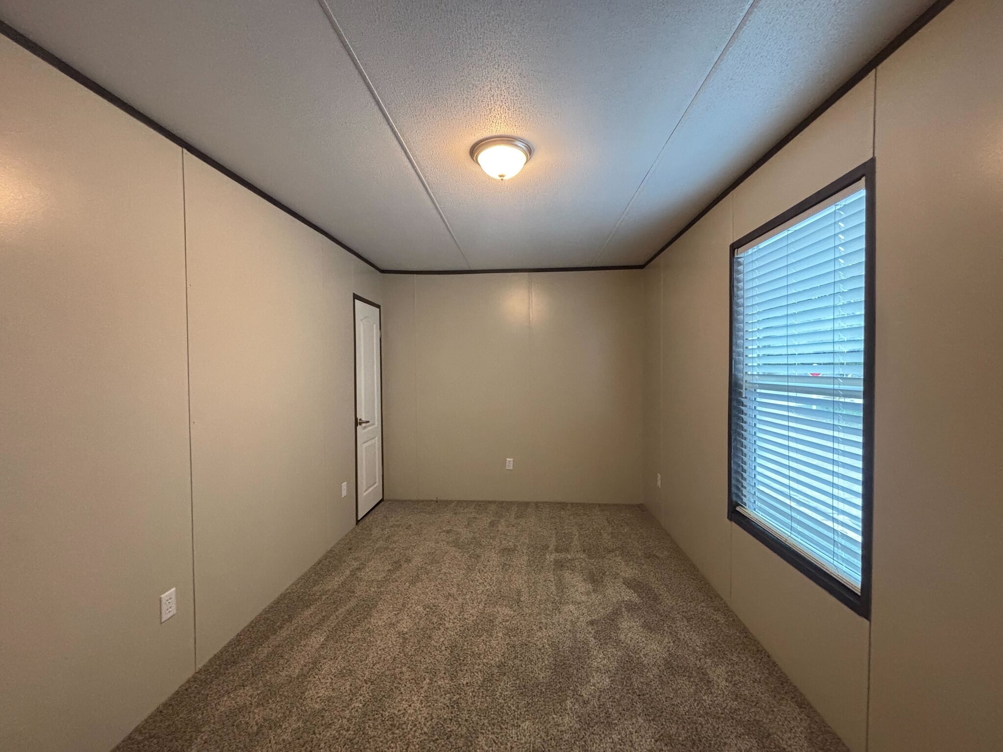 Building Photo - 106 E Semands St