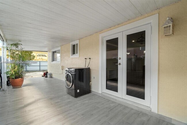 Building Photo - 330 W 74th Pl