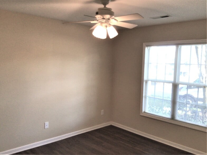 Building Photo - 5470 Regent Village Dr