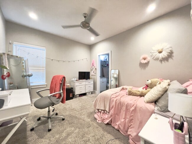 Building Photo - 308 Poplar St