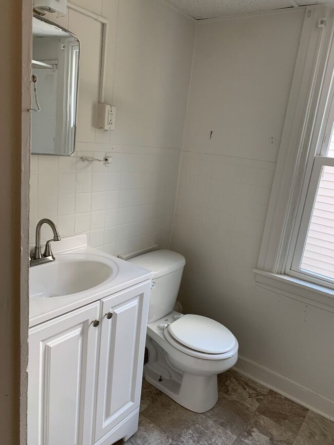 Building Photo - Spacious 2 Bedroom, 1 Bathroom with Bonus ...