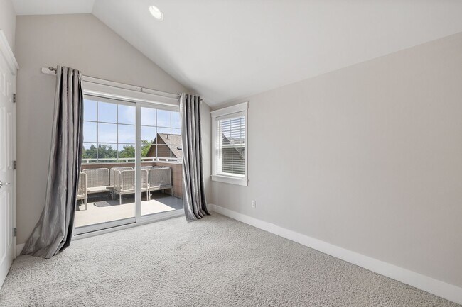 Building Photo - Stylish 3 bedroom townhome in Madison Valley!