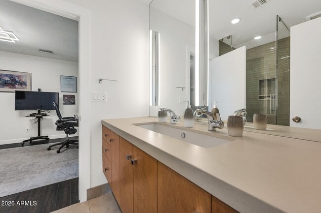 Building Photo - 5228 N 70th Pl