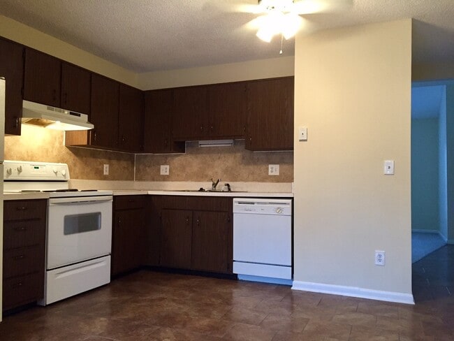 Building Photo - 2 Bed 1.5 Bath two story condo.