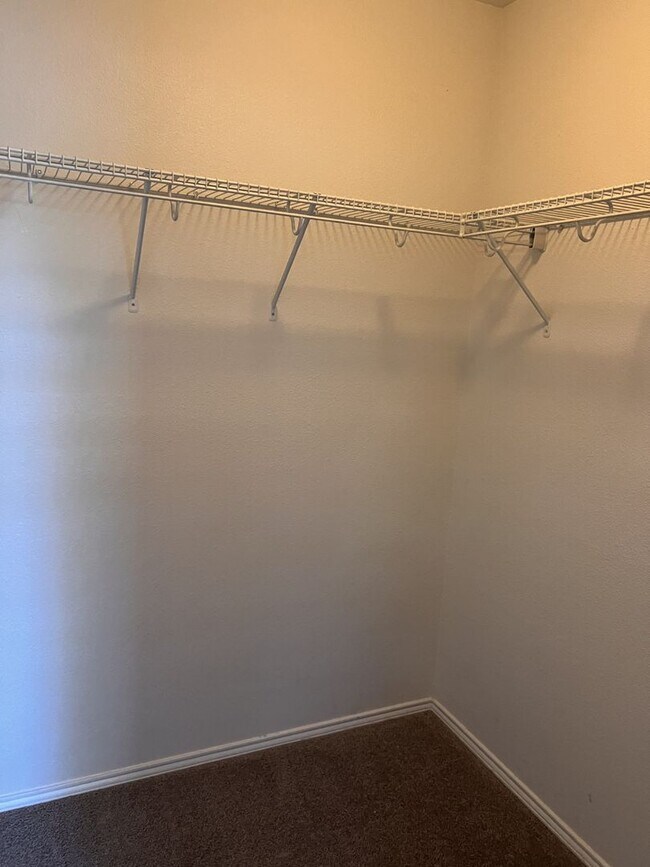 Building Photo - Beautiful two-story home in the desirable Silver Oaks community!