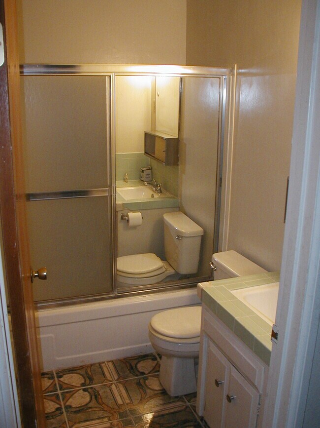 BATHROOM - 4220 N First St