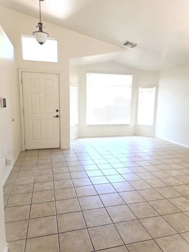Building Photo - Wonderful 3-bedroom 2 bathroom
