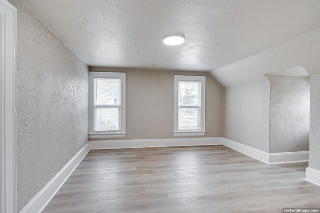 Building Photo - 702 S Commercial St