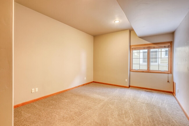 Building Photo - 140 Lions Ln