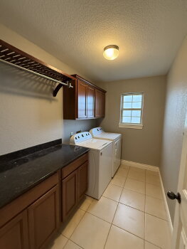 Building Photo - Amazing 4BR House with 3 Car Garage