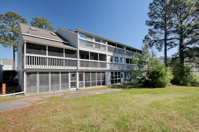 Building Photo - 500 Fairway Village Dr
