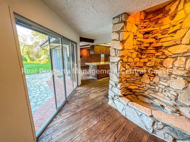 Building Photo - AVAILABLE OCTOBER - Large 4 Bedroom / 3 Ba...