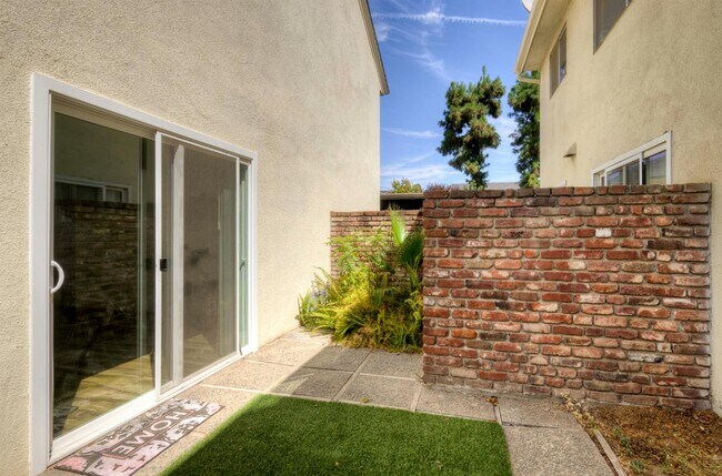 Building Photo - 5085 N Roosevelt Ave