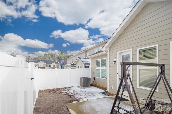 Building Photo - 6135 Snowy Egret Ave