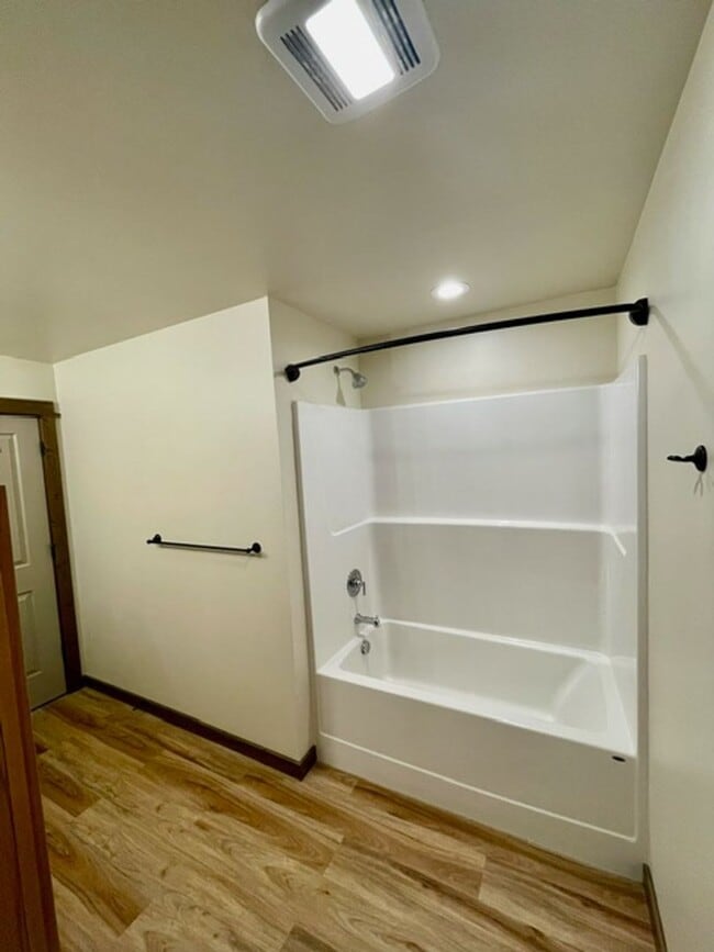 Building Photo - Townhouse - 3 Bedrooms 2 1/2 Bathrooms