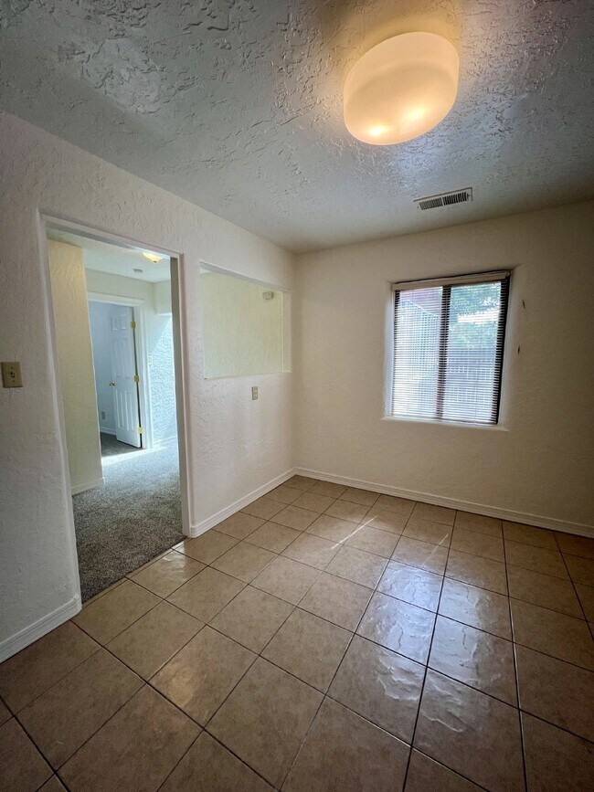 Building Photo - 2 bedroom / 1 bath close to KAFB and I-25 Move-in Special!