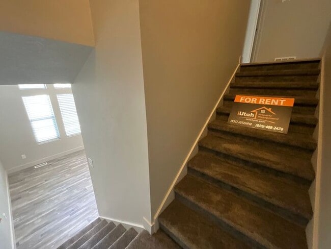 Building Photo - 2 bedroom 2 1/2 bath 2 car garage small dog friendly