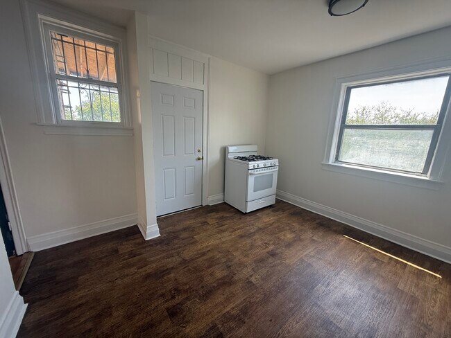 Building Photo - 7351 N Damen Ave
