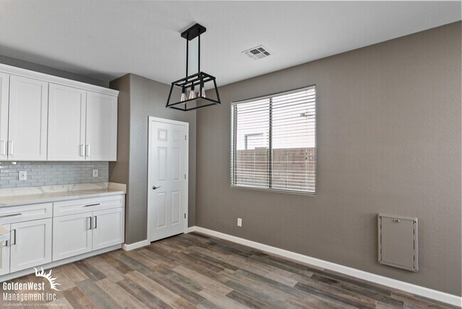 Building Photo - Stunning 4Bdm 3Ba Home with Modern Features in Waddell!