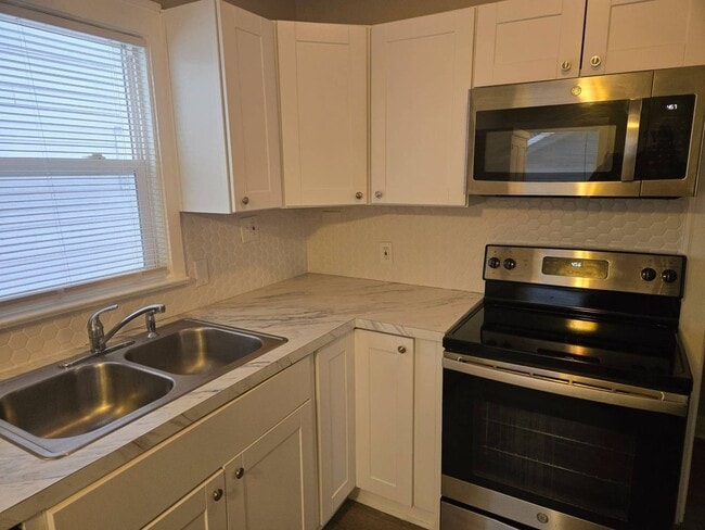 Building Photo - Charming 3-Bedroom Property in Prime Location