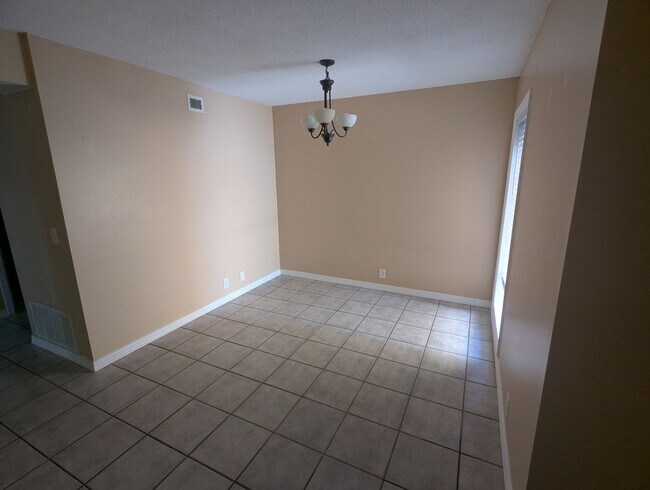 Building Photo - 222 Crown Oaks Way