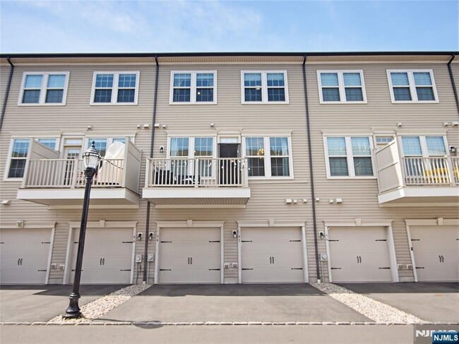Building Photo - 44 Leahy Dr