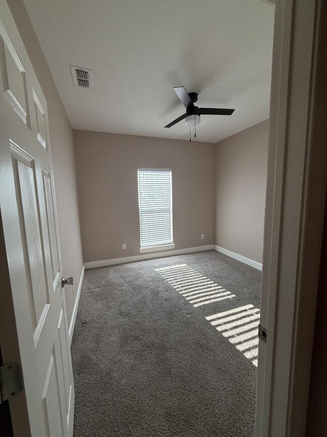 Building Photo - 267 NE Ave F