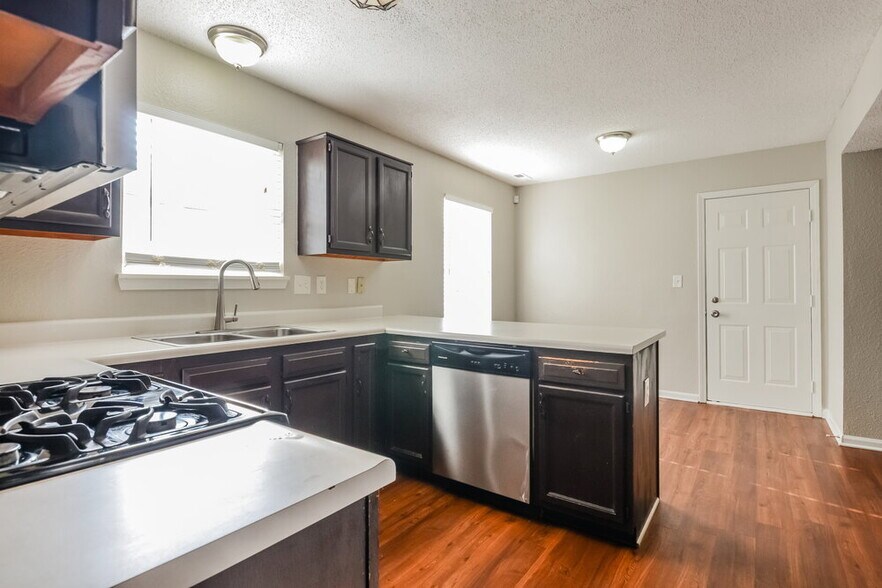 Building Photo - 707 Deer Trail Dr
