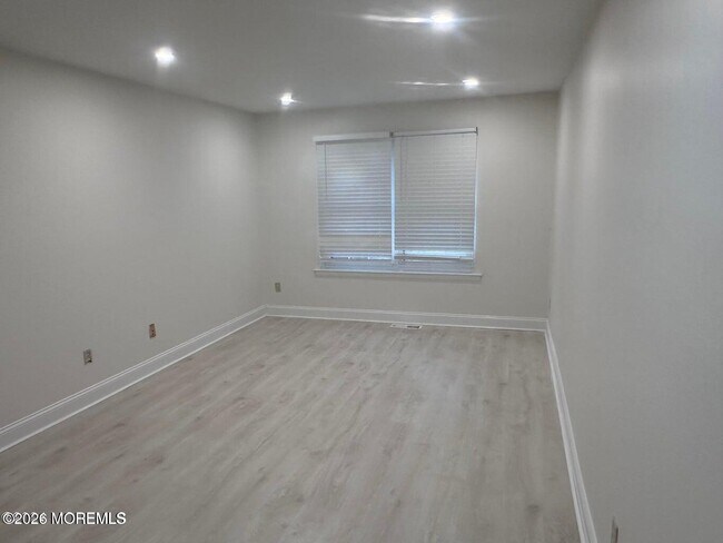 Building Photo - 225 Longwood Dr